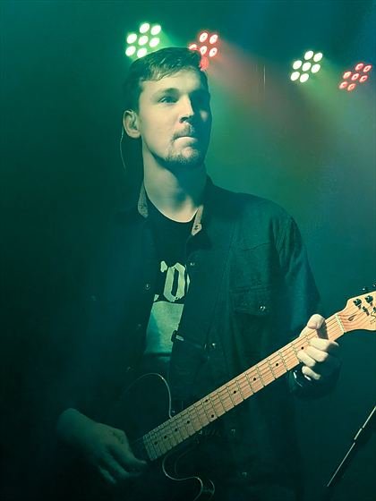 André an der Gitarre auf der Bühne