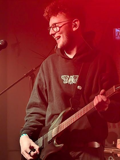 Sverbeck an der Gitarre auf der Bühne